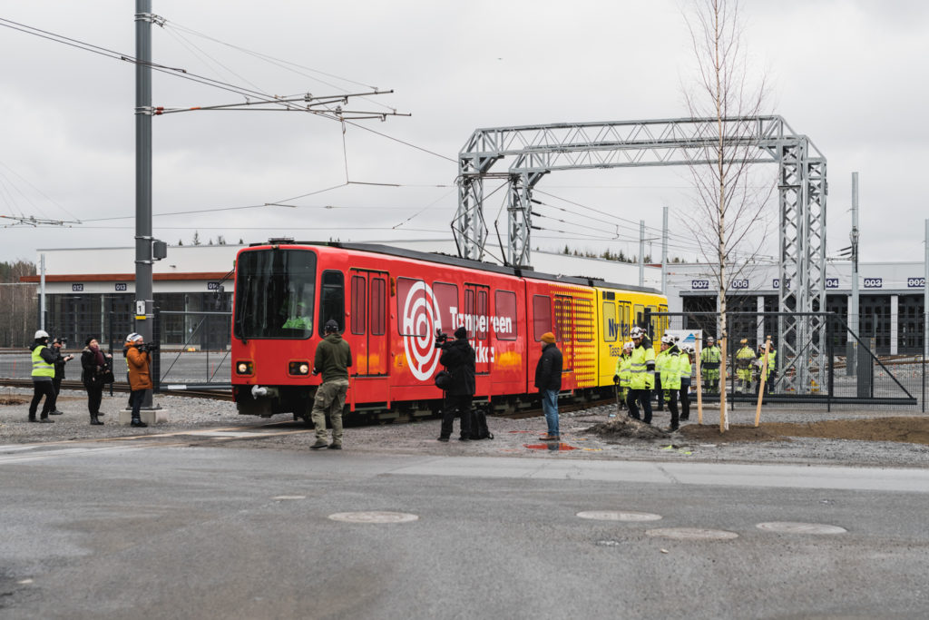 Tampereen Ratikan testivaunun ensimmäinen koeajo katuverkolla