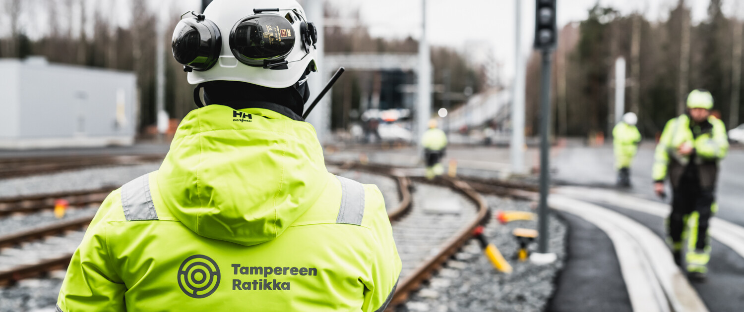 Työntekijöitä raitiotievarikolla