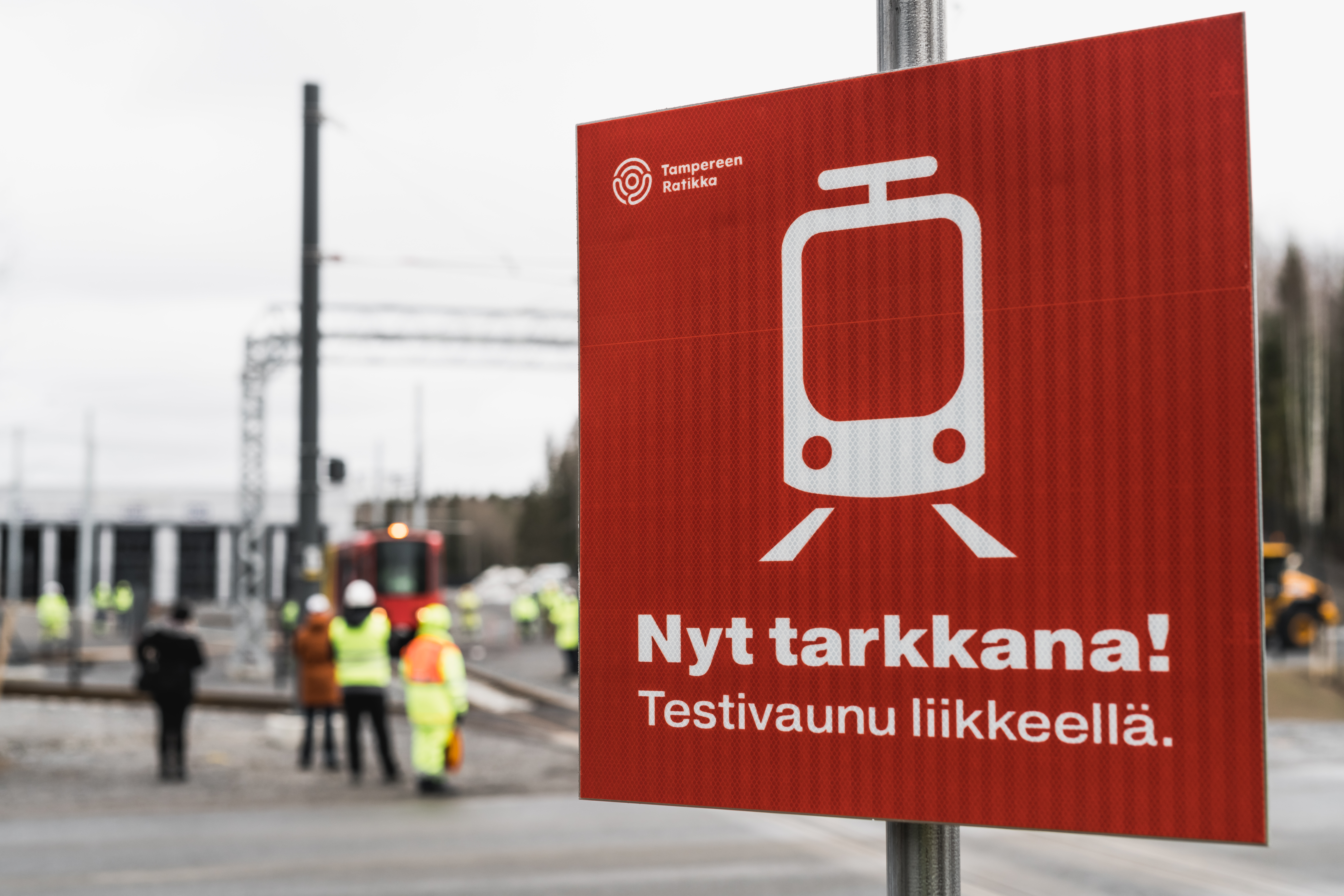 Nyt tarkkana opastetaulu ja testivaunu