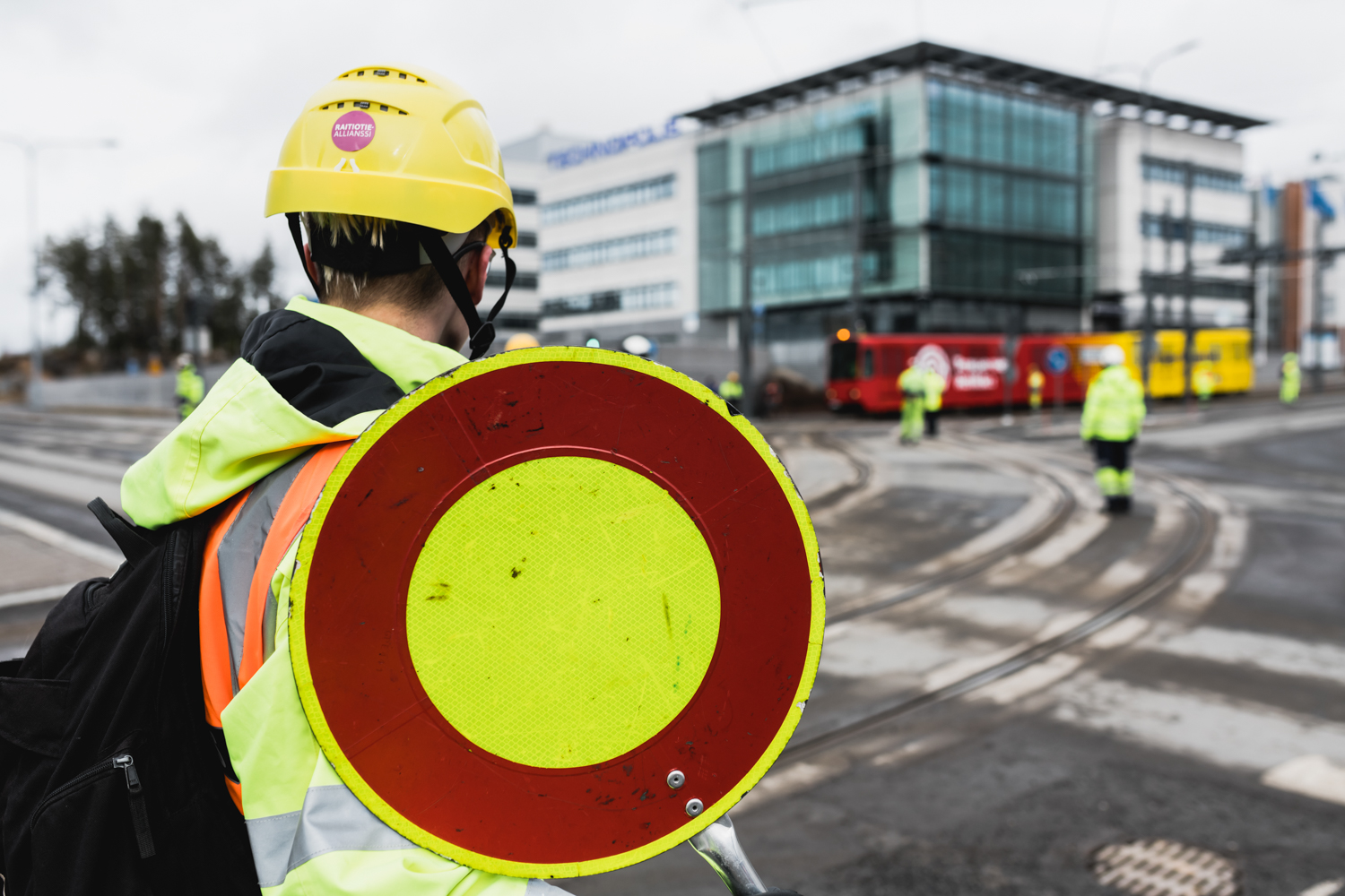 Liikenteenohjaaja Tampereen Ratikan koeajoissa