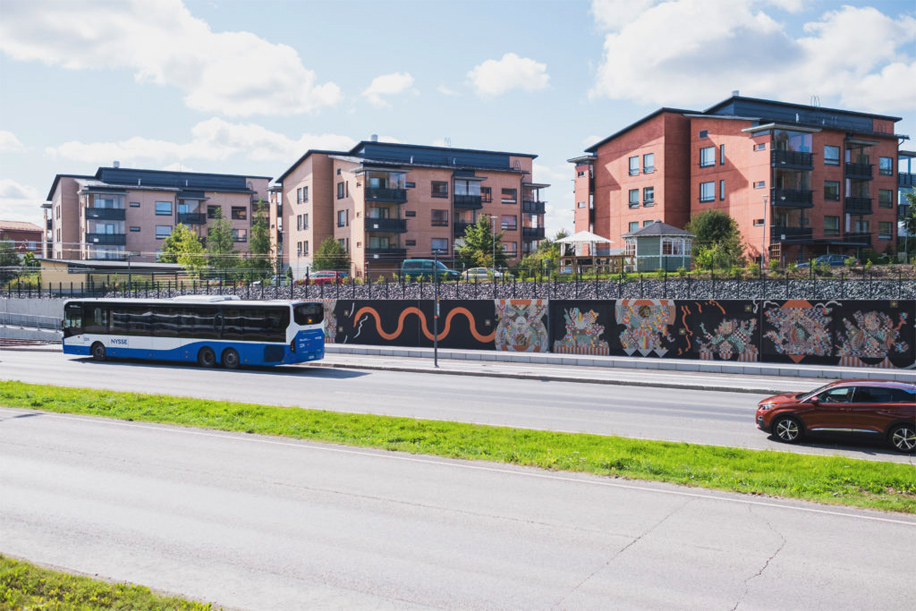 Bussi ajamassa Turtolan tukimuurin ohi