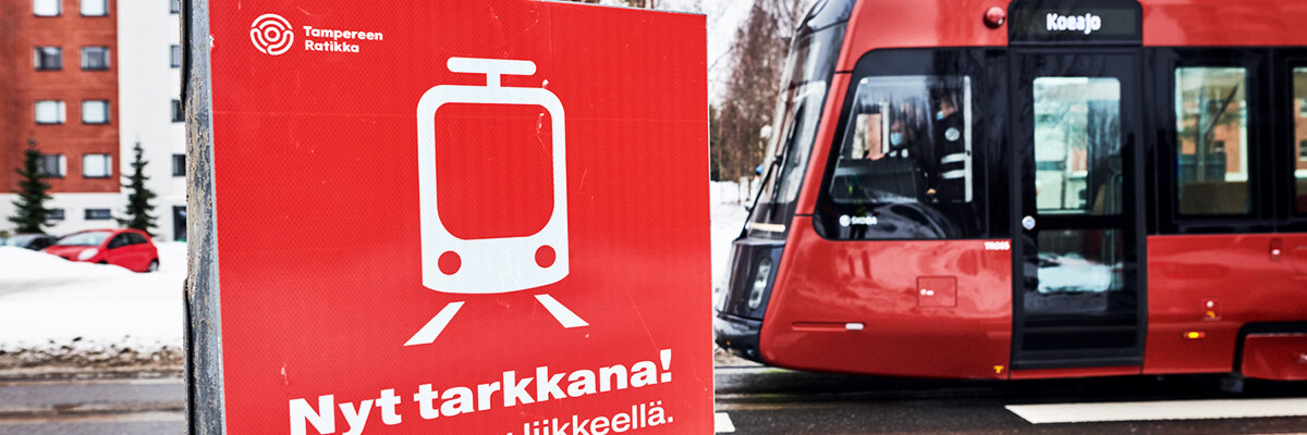 Nyt tarkkana -kyltti Tampereen Ratikan koeajoissa