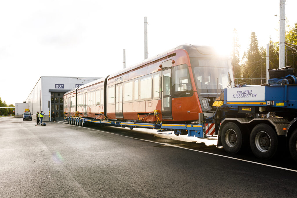 Tampereen Ratikan kuljetus varikolla