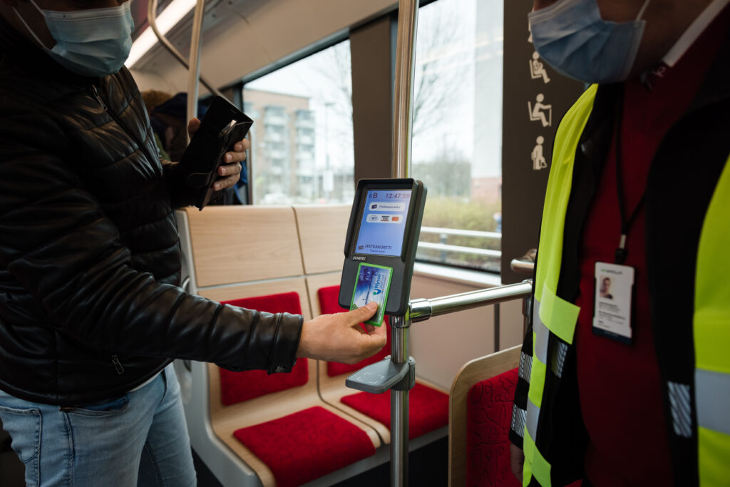 Matkustaja Tampereen Ratikassa