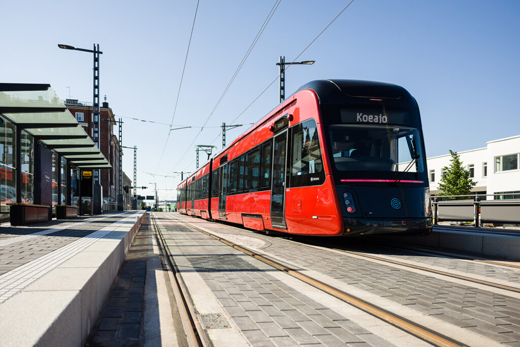 Tampereen Ratikka Sorin aukion pysäkillä