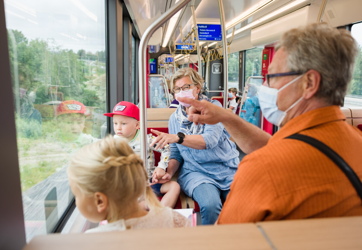 Matkustajia Tampereen Ratikassa