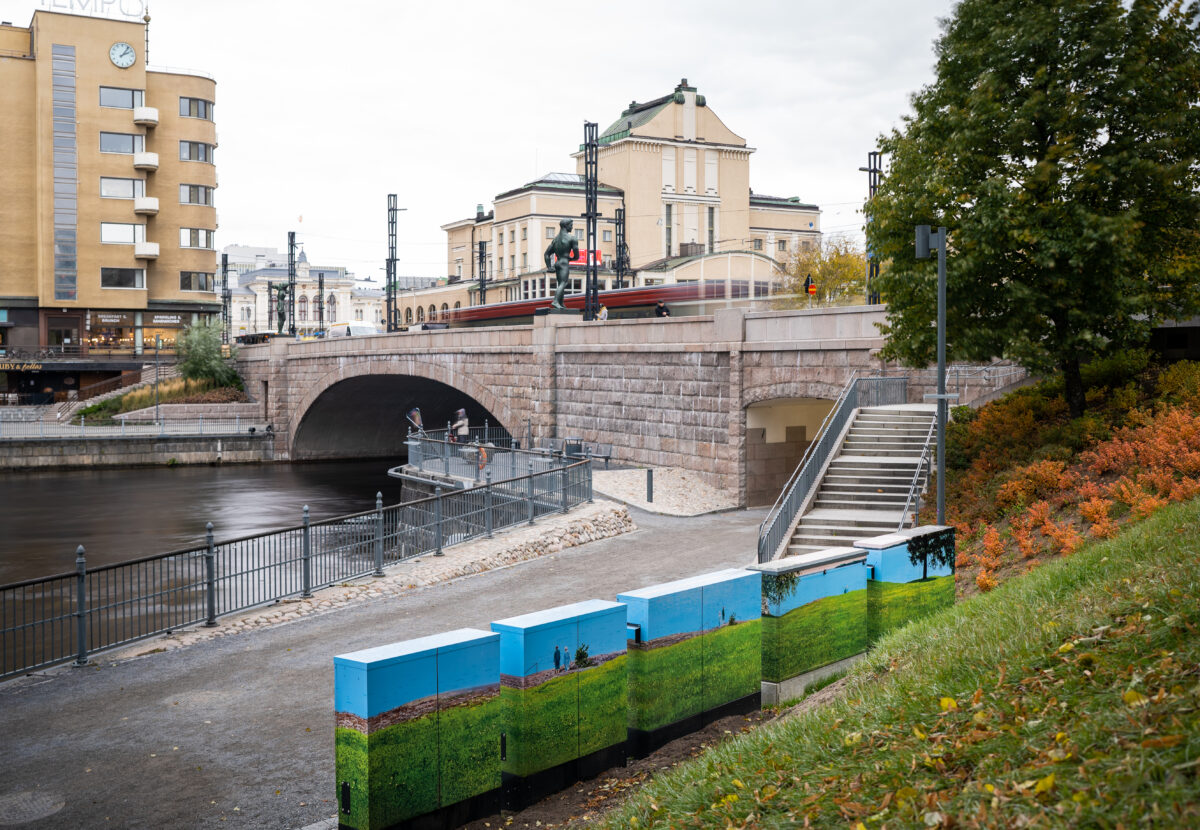 Ratikan taidetta sähkökaapeissa Tammerkosken rannalla