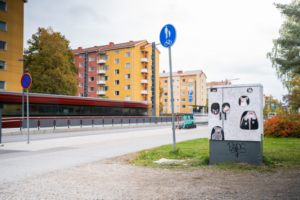 Hannamari Matikaisen Pikkueläimiä-teos sähkökaapissa 