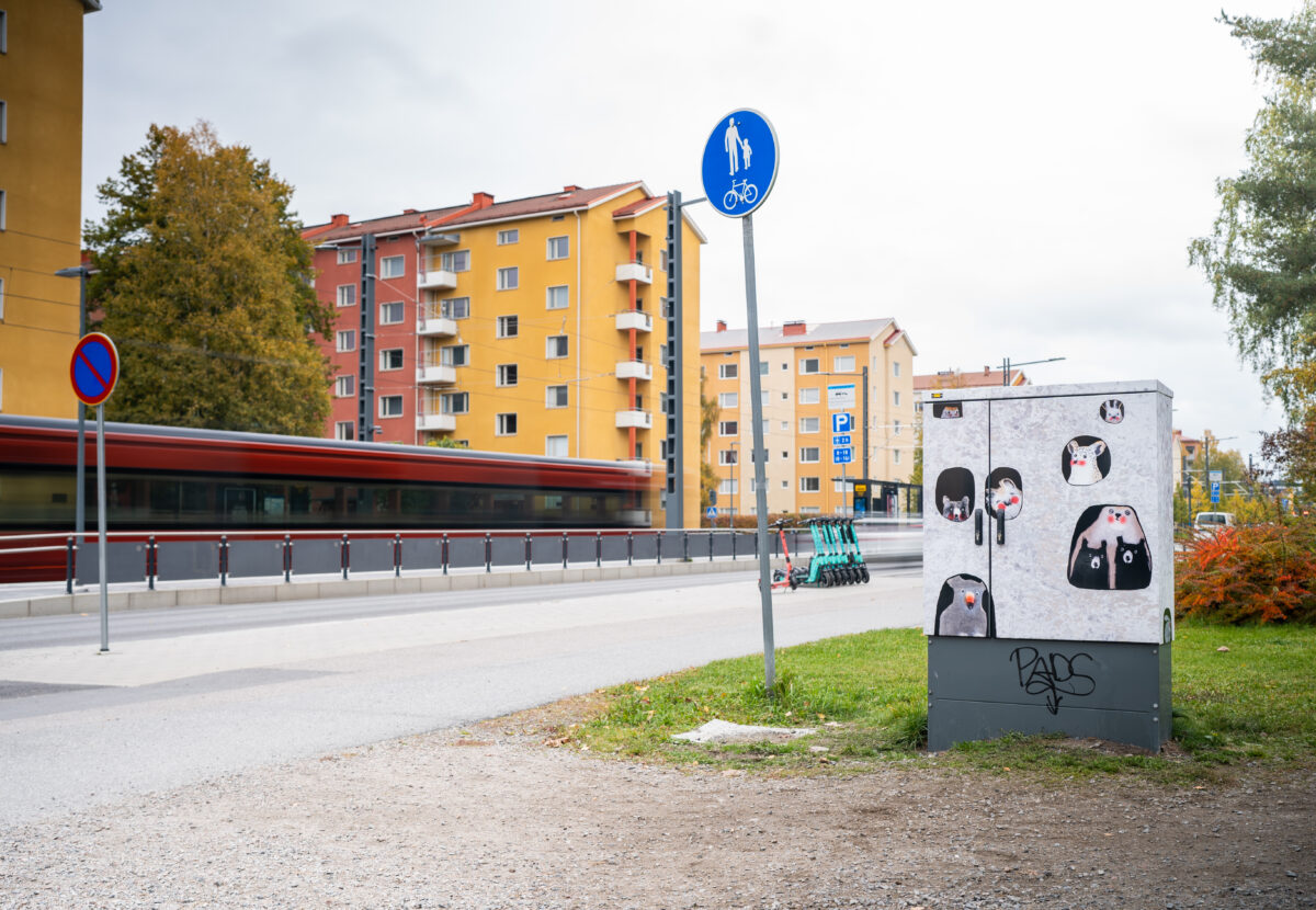 Hannamari Matikaisen Pikkueläimiä-teos sähkökaapissa