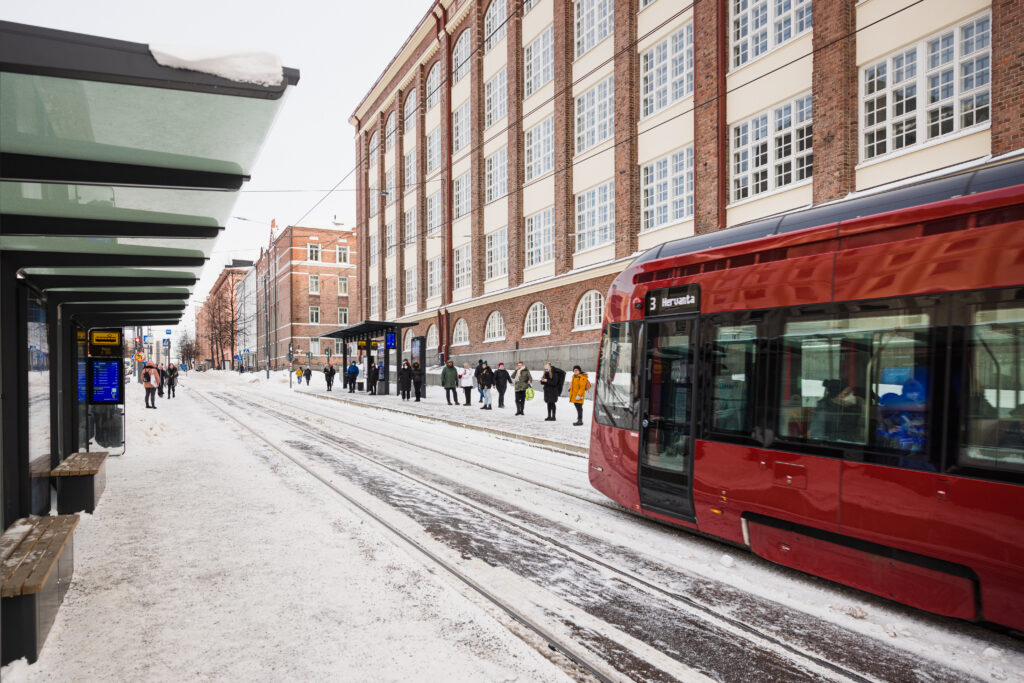 Tampereen Ratikka liikennöimässä Tullin pysäkin läheisyydessä.