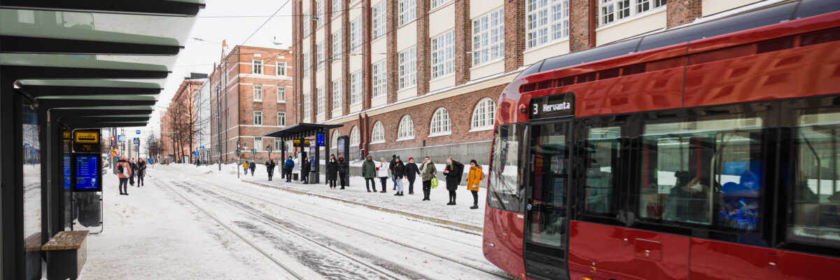 Tampereen Ratikka liikennöimässä Tullin pysäkin läheisyydessä.