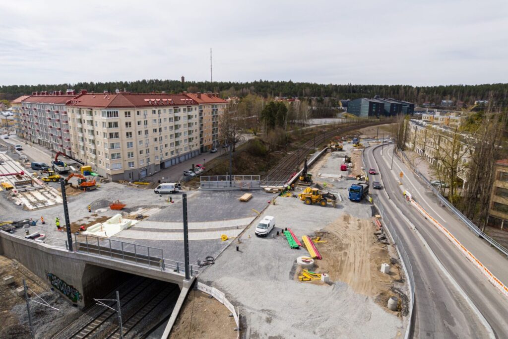 Sepänkadun silta etenee kohti valmistumista heinä-elokuussa 2022.