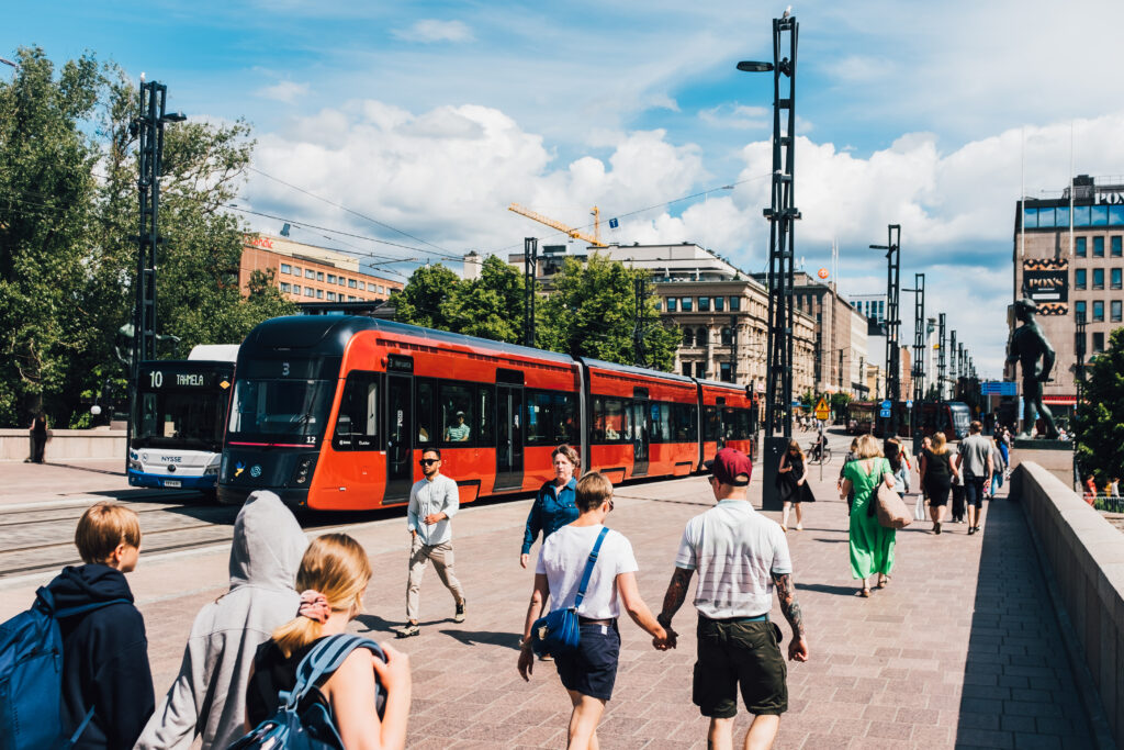 Ihmisiä ja Ratikka Tampereen Hämeenkadulla