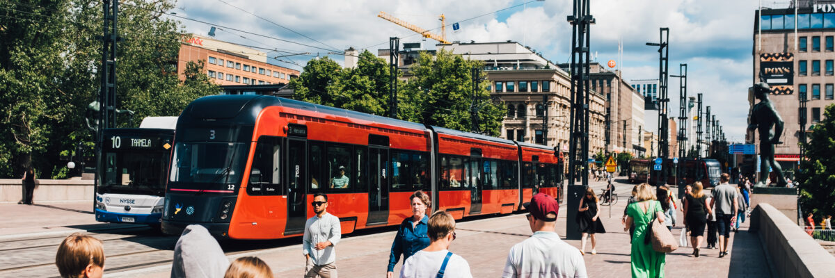 Ihmisiä ja Ratikka Tampereen Hämeenkadulla