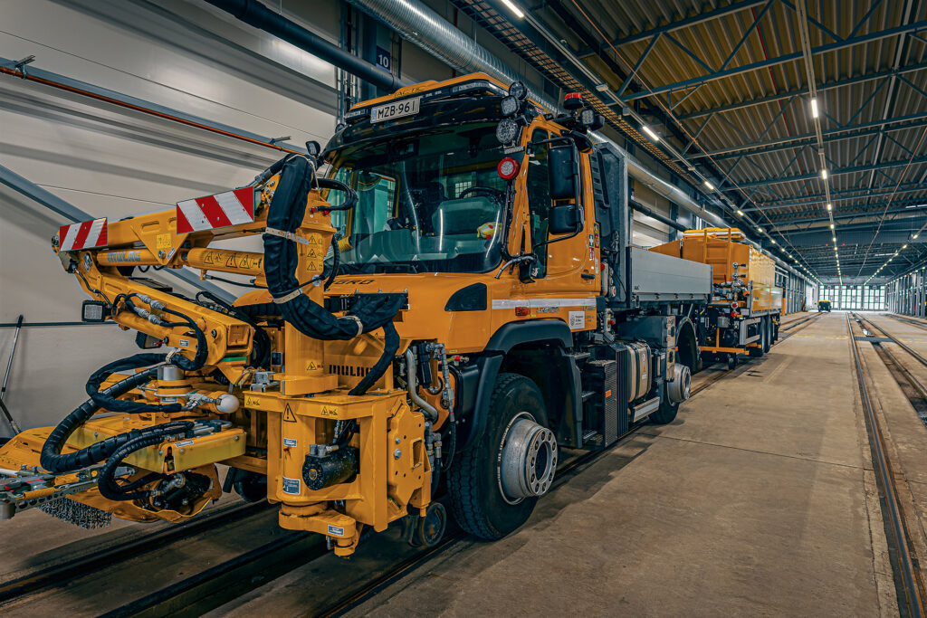 Tampereen Ratikan Unimog-ratatyökone säilytyshallissa