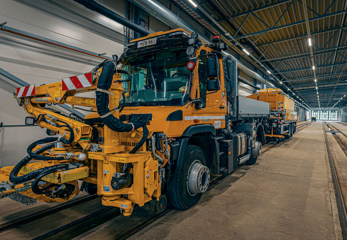 Tampereen Ratikan Unimog-ratatyökone säilytyshallissa