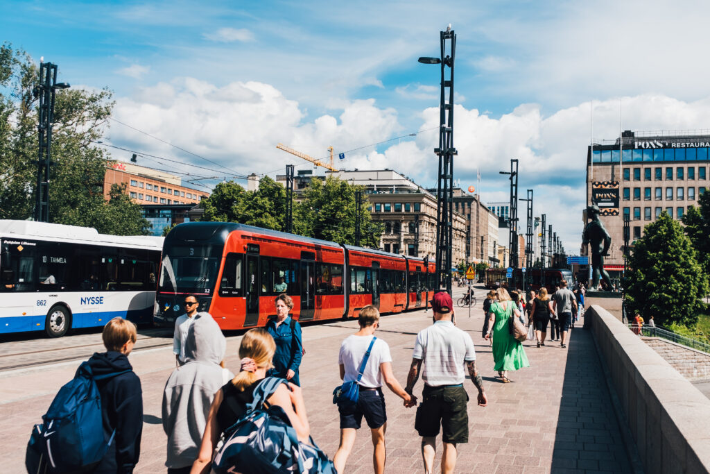 Ratikka ja ihmisiä Hämeensillalla