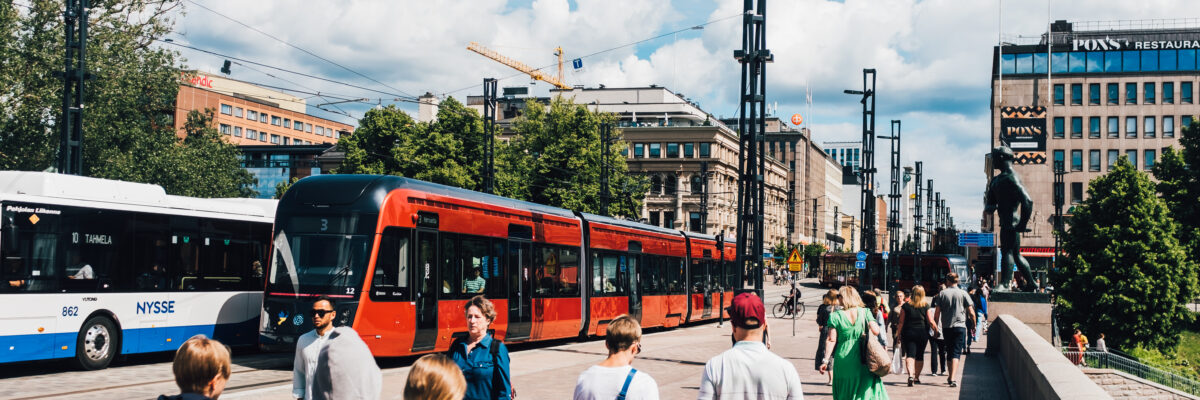 Ratikka ja ihmisiä elokuussa Hämeensillalla