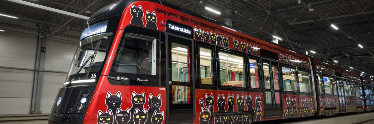 Milla Vuorelan kissa-aiheinen 151 matkustajaa -teos taideratikassa.