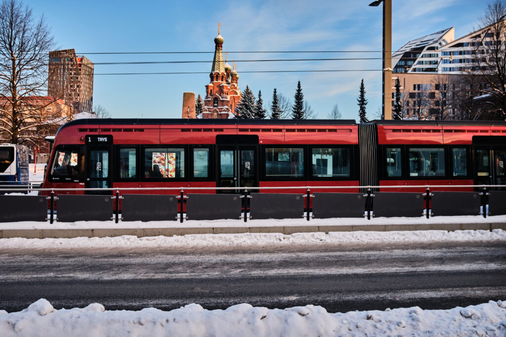 Tampereen Ratikka Sorin aukiolla.