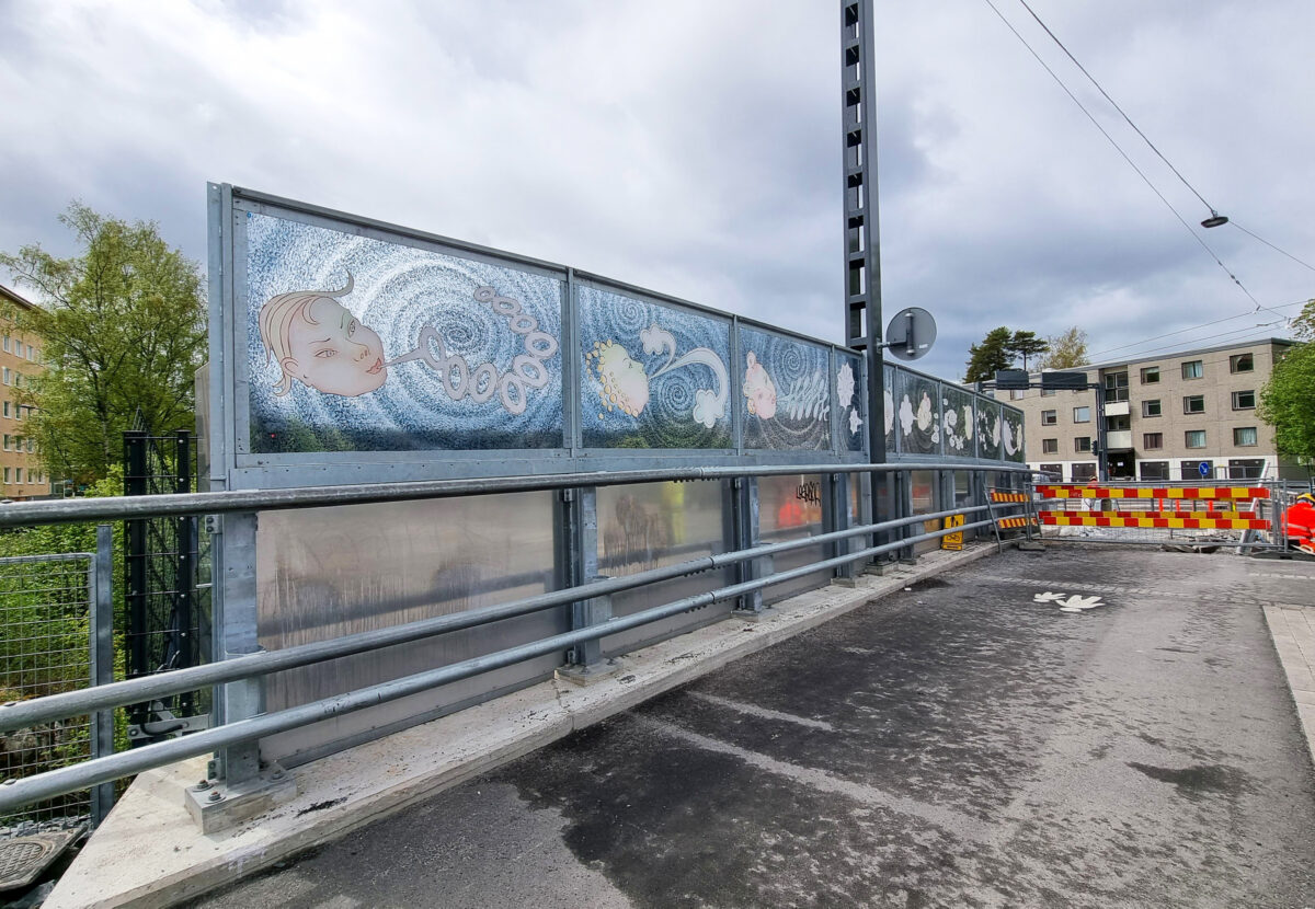 Aarne Jämsän Ratikan taiteen teos "Sankari puhaltaa" Sepänkadun sillalla