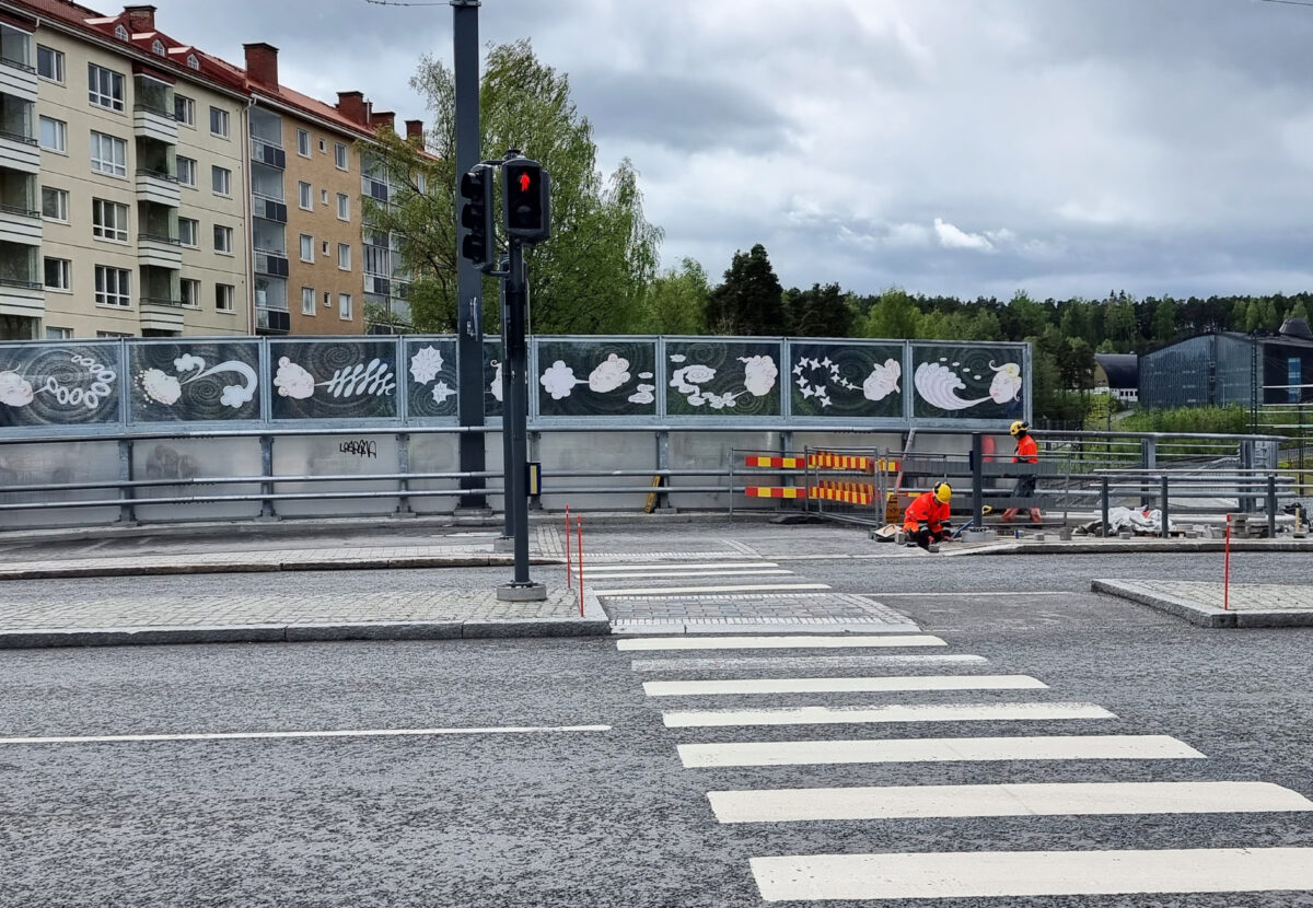 Aarne Jämsän Ratikan taiteen teos "Sankari puhaltaa" Sepänkadun sillalla