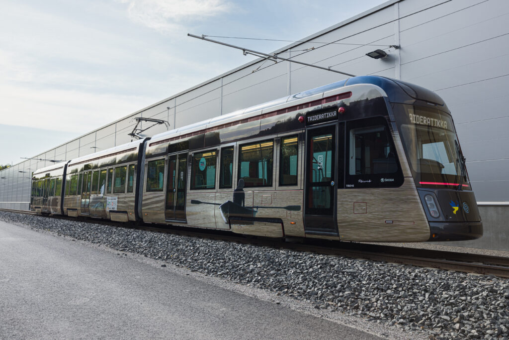 Tampereen taideratikka. Tomi Ivalon teos Matkalla järvien välissä.