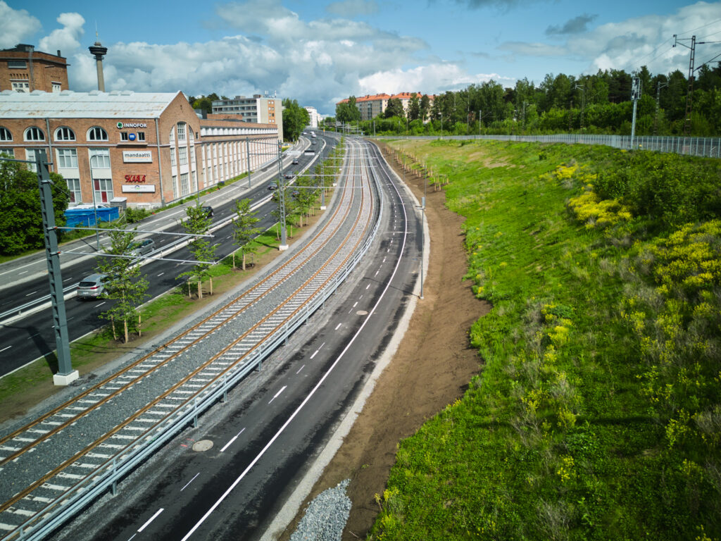 Raitiotie Paasikivenkadulla Särkänniemen suuntaan