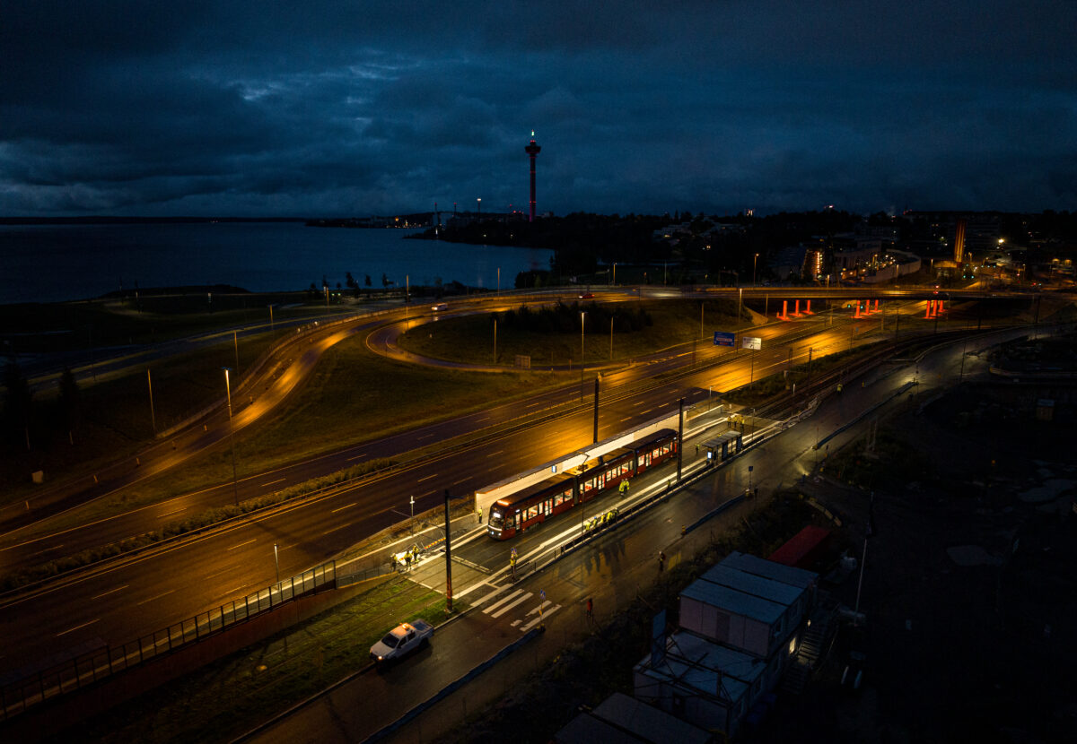 Tampereen Ratikka koeajoissa Tikkutehtaan pysäkillä