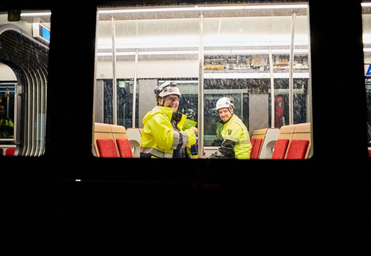 Tampereen Raitiotie Oy:n sähköpäällikkö Niina Uolamo ja liikennepäällikkö Antti Haukka Santalahden koeajoissa.