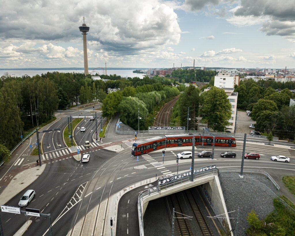 Tampereen Ratikka Sepänkadulla.