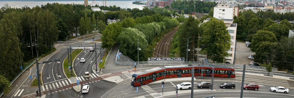 Tampereen Ratikka Sepänkadulla.