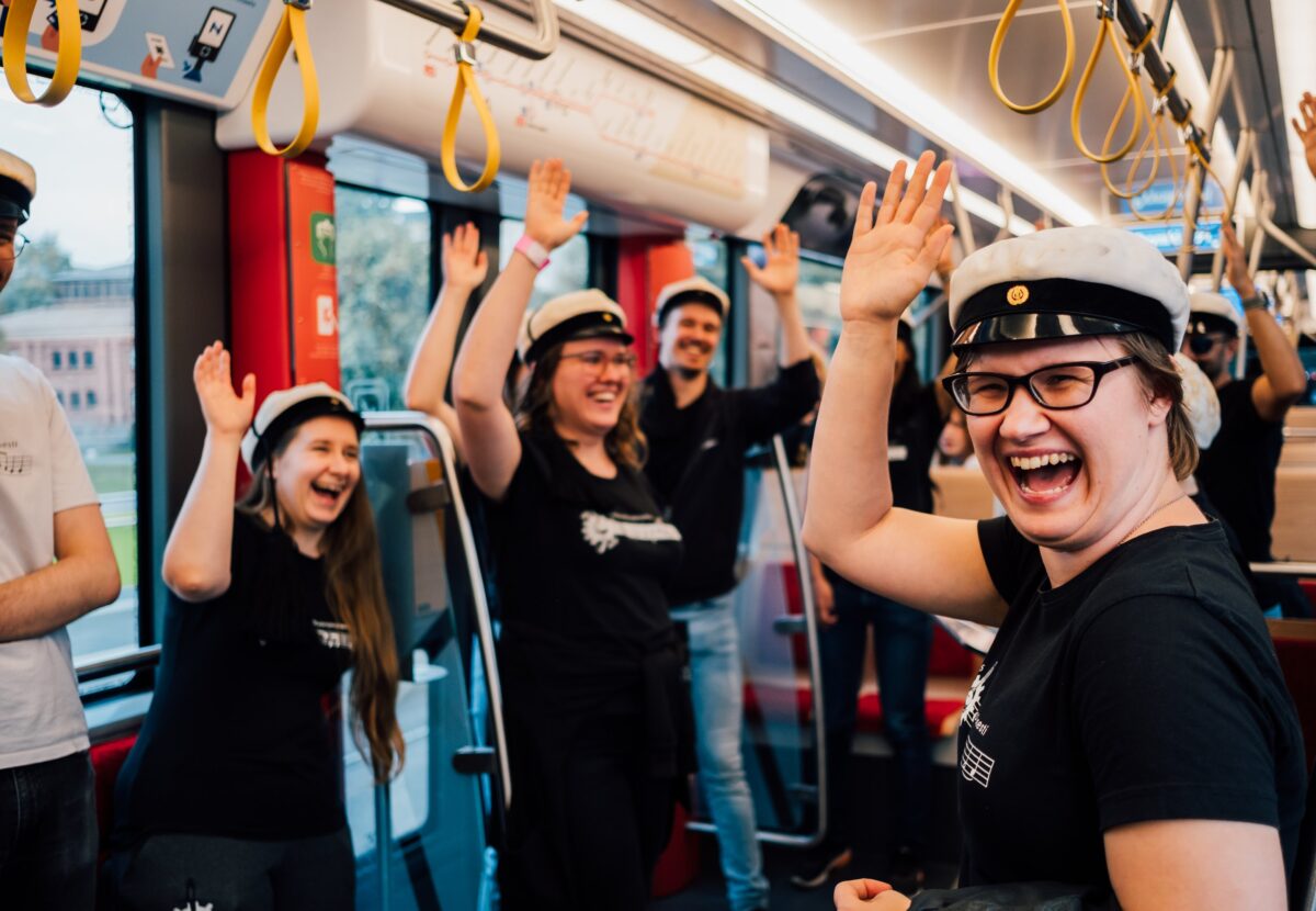 Teekkarikuoron pop-up-esitys Tampereen Ratikassa syyskuussa 2023.