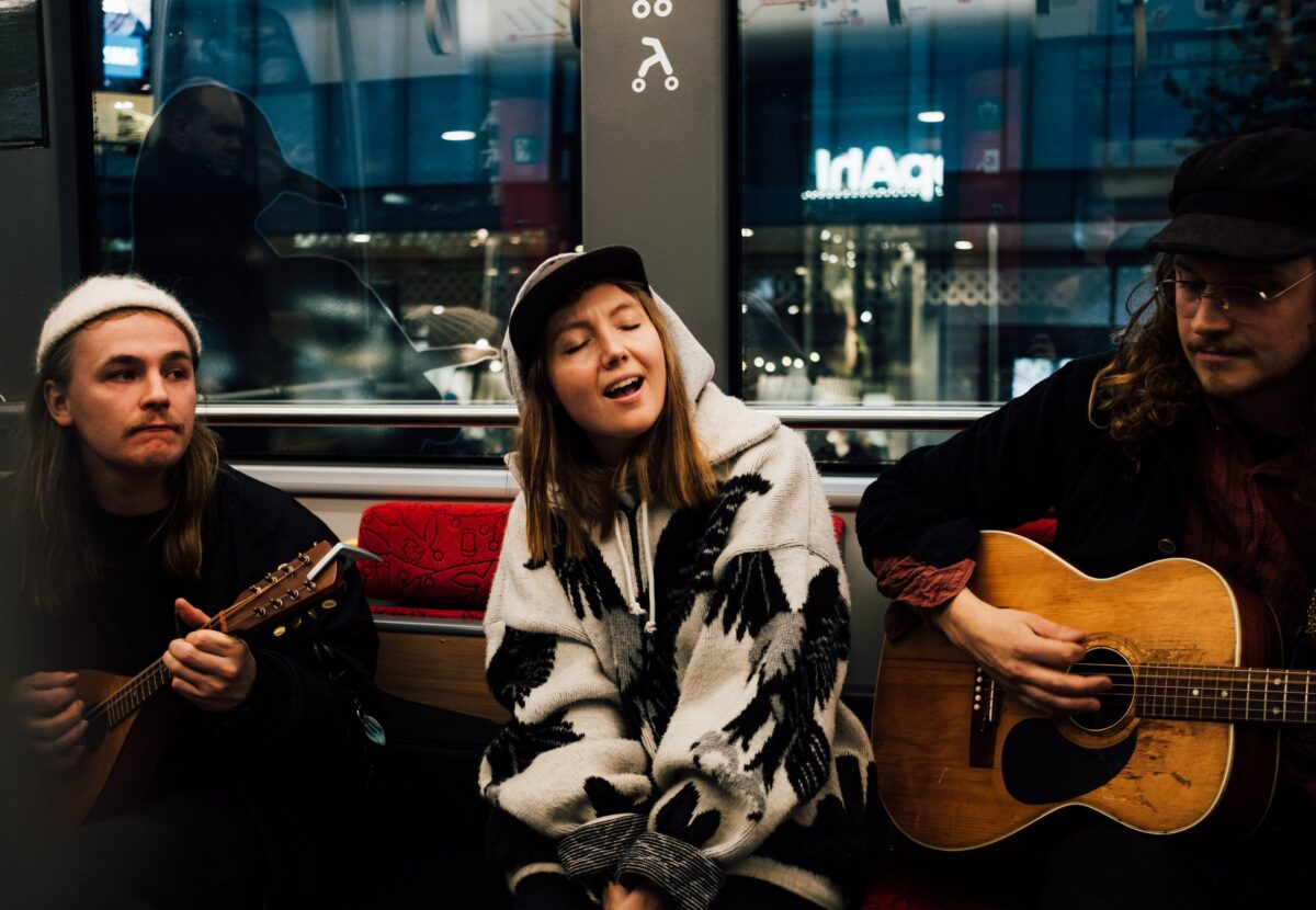 Lost in Music pop-up-esitys Tampereen Ratikassa