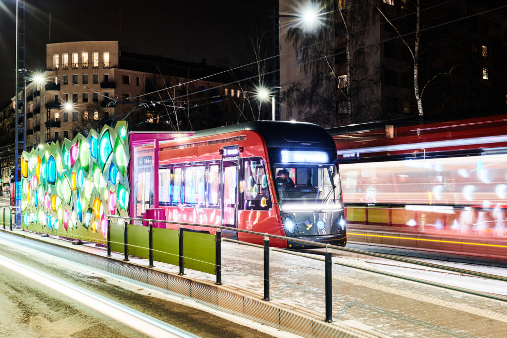 Tampereen Ratikka Pyynikintorin taidepysäkillä