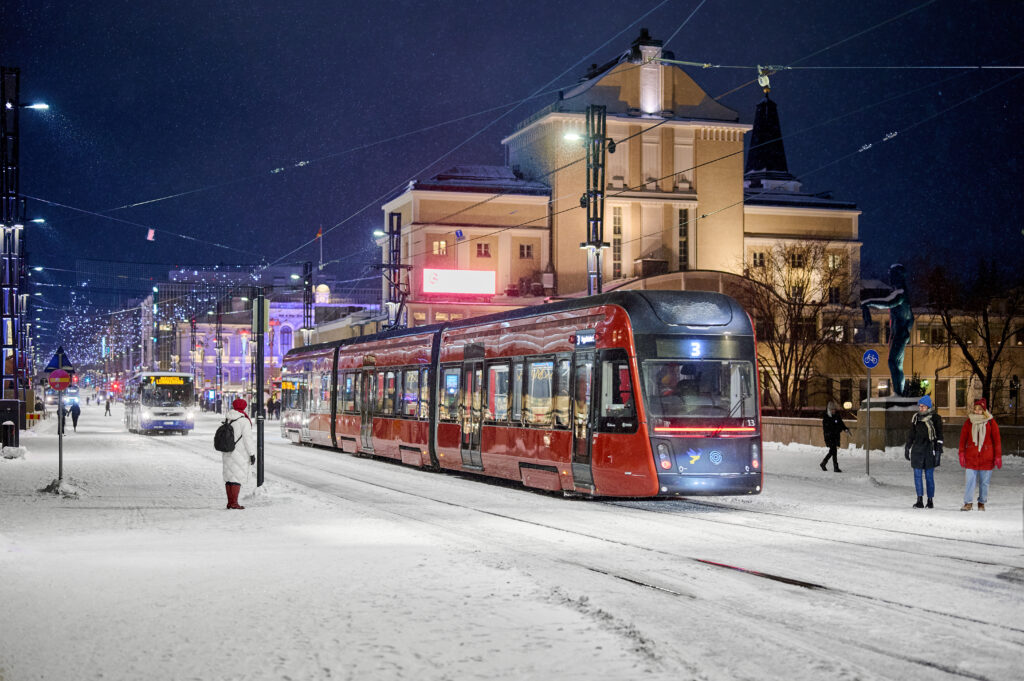 Ratikka Hämeenkadulla talviyönä.