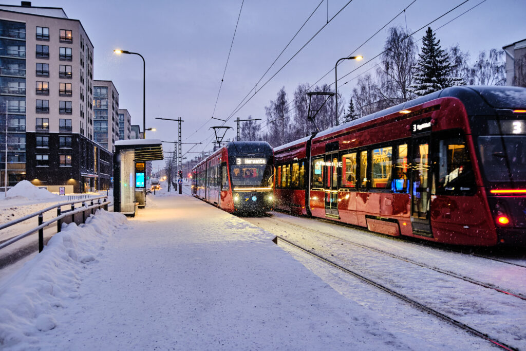 Tampereen Ratikka Sammonkadulla talvella