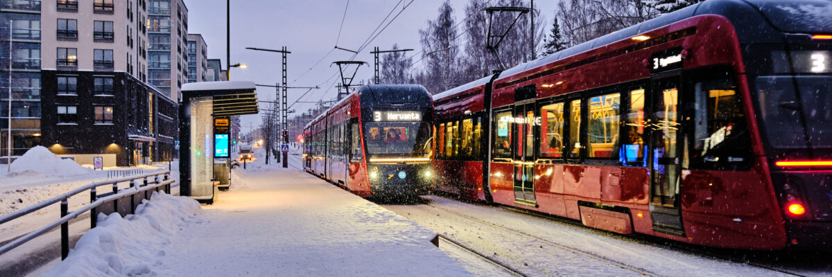 Tampereen Ratikka Sammonkadulla talvella