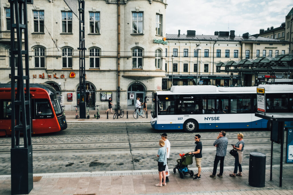 Ratikka ja bussi Hämeenkadulla
