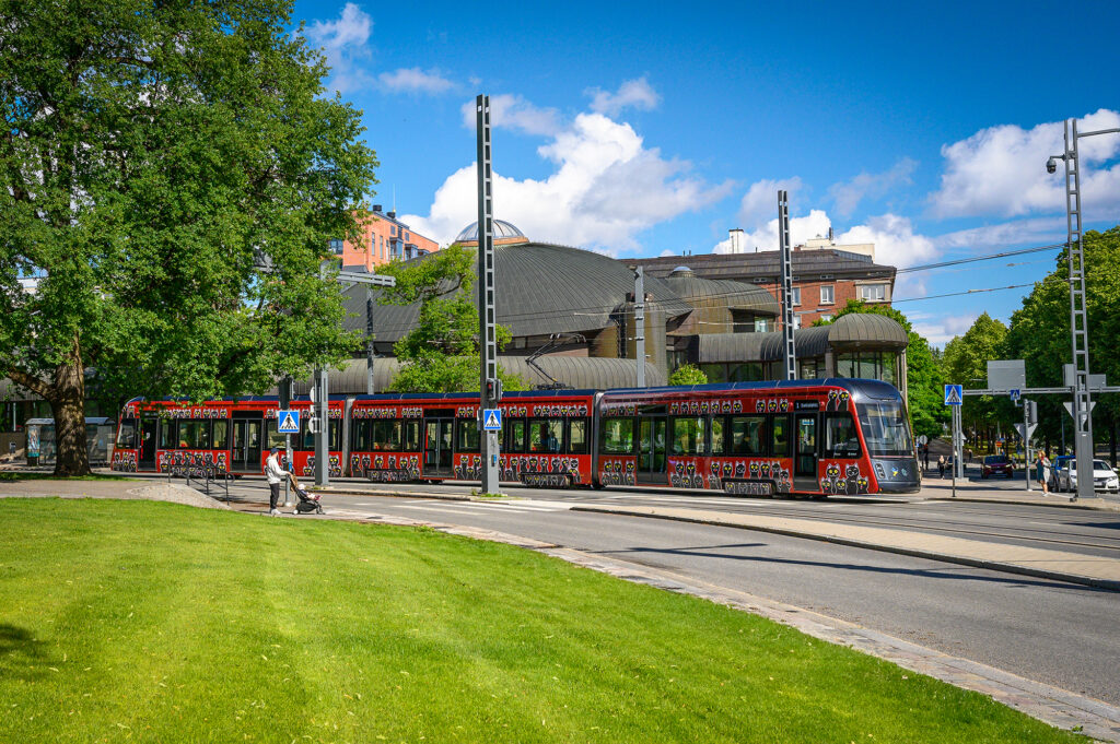 Tampereen taideratikka kissaratikka-teos yllään kesällä 2024.
