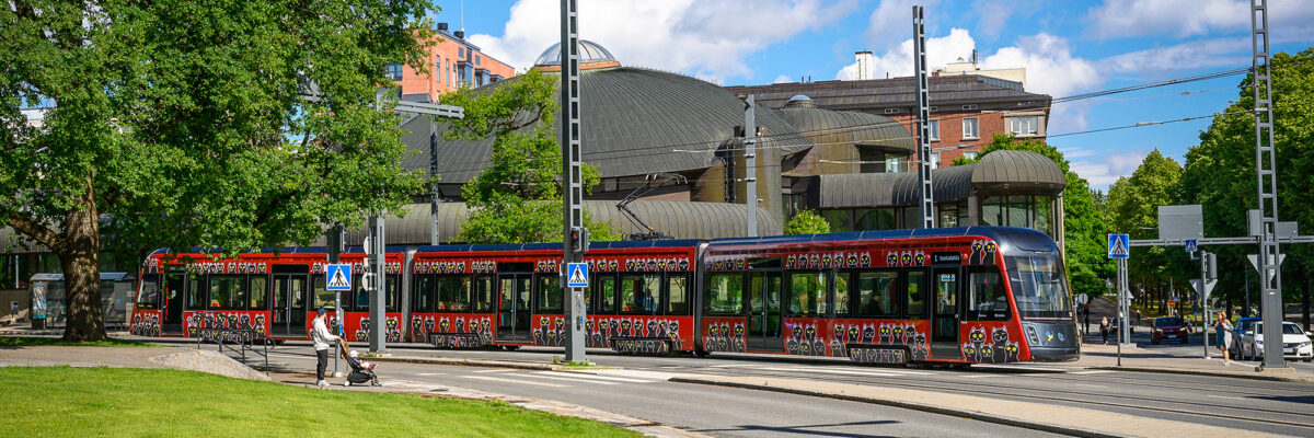 Tampereen taideratikka kissaratikka-teos yllään kesällä 2024.