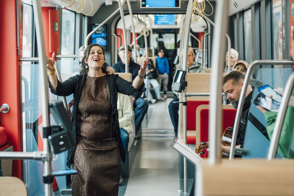 Hiedanrannan kesän pop-up-esitys taideratikassa 21.5.2025