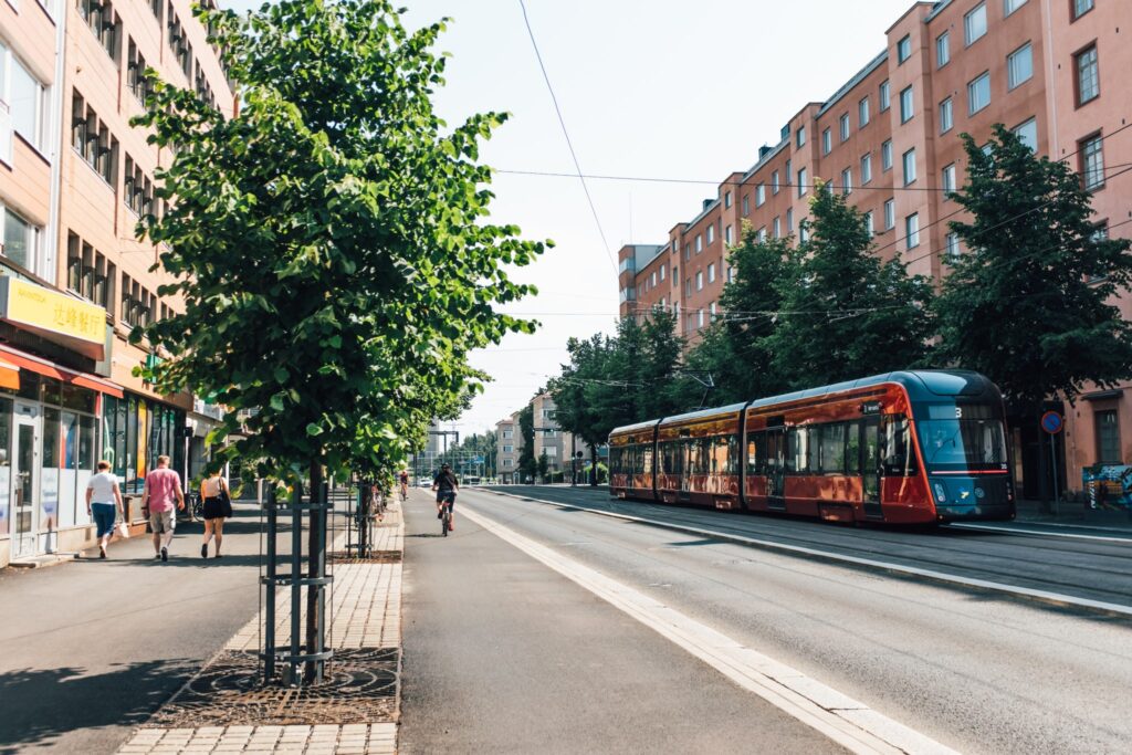 Ratikka Itsenäisyydenkadulla kesällä