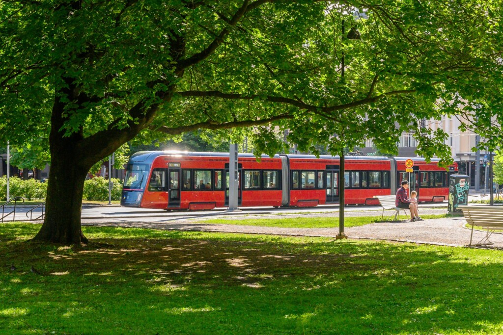 Tampereen Ratikka Pirkankadulla kesällä 2024