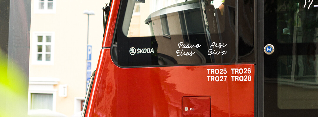 Havainnekuva nimiäänestyksen voittajien nimistä teipattuna vaunun ohjaamon ikkunaan