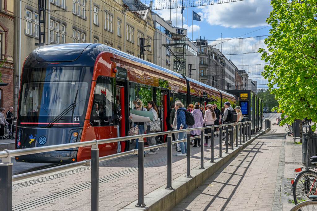 Tampereen Ratikka Koskipuiston pysäkillä kesällä 2025