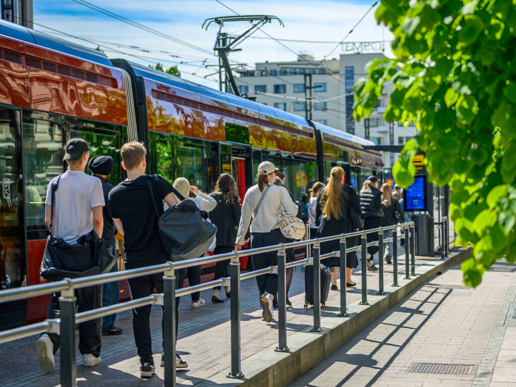 Tampereen Ratikka Koskipuiston pysäkillä kesällä 2025