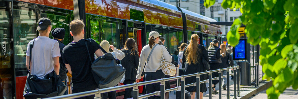 Tampereen Ratikka Koskipuiston pysäkillä kesällä 2025