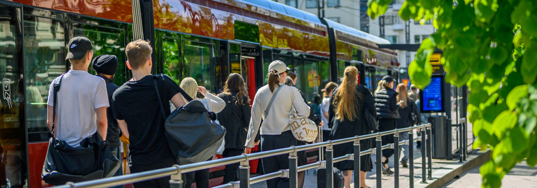 Tampereen Ratikka Koskipuiston pysäkillä kesällä 2025