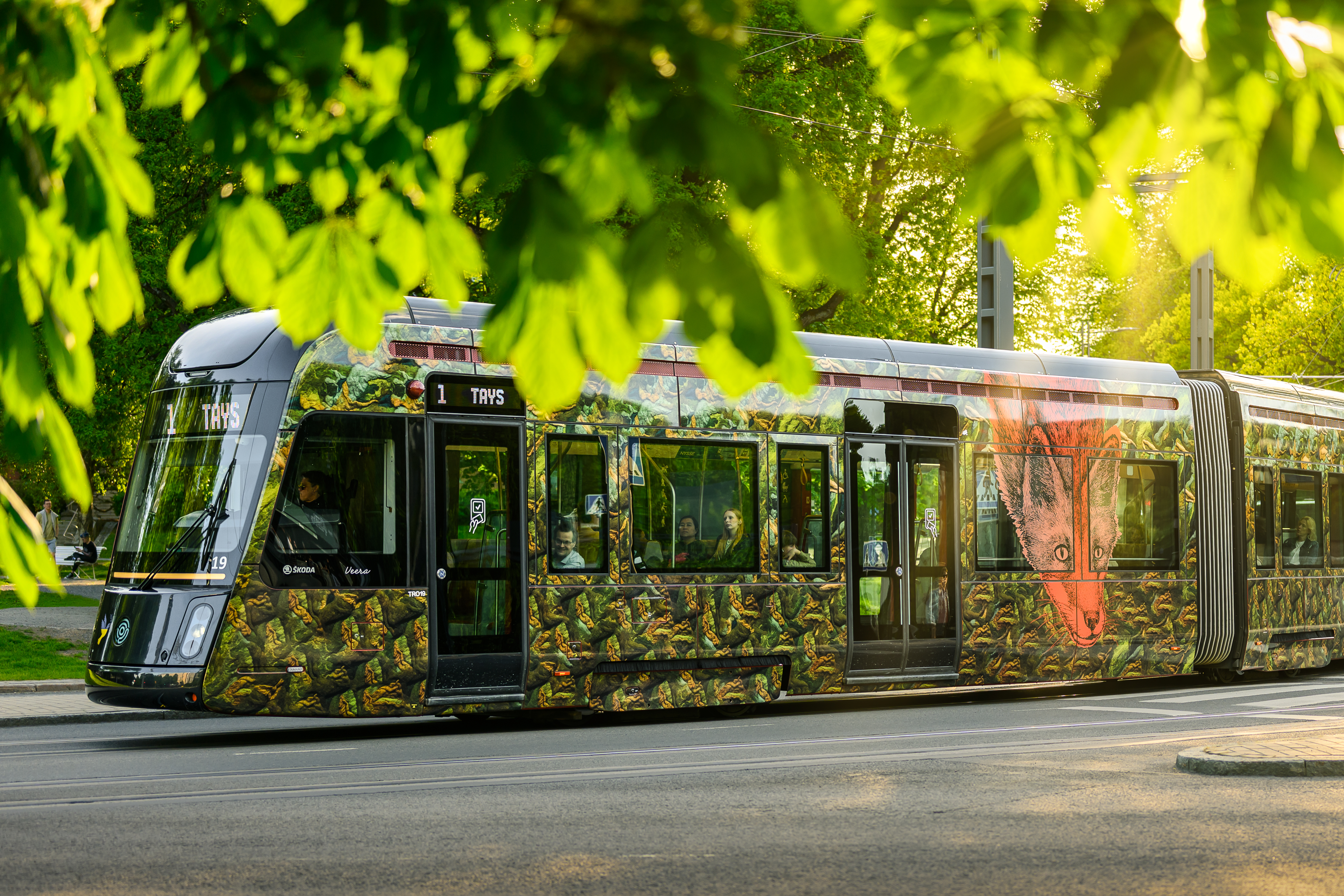 Tampereen Ratikka kesällä 2025 - 7 - Mikko Vares Taideratikka Morottavat metsäneläimet